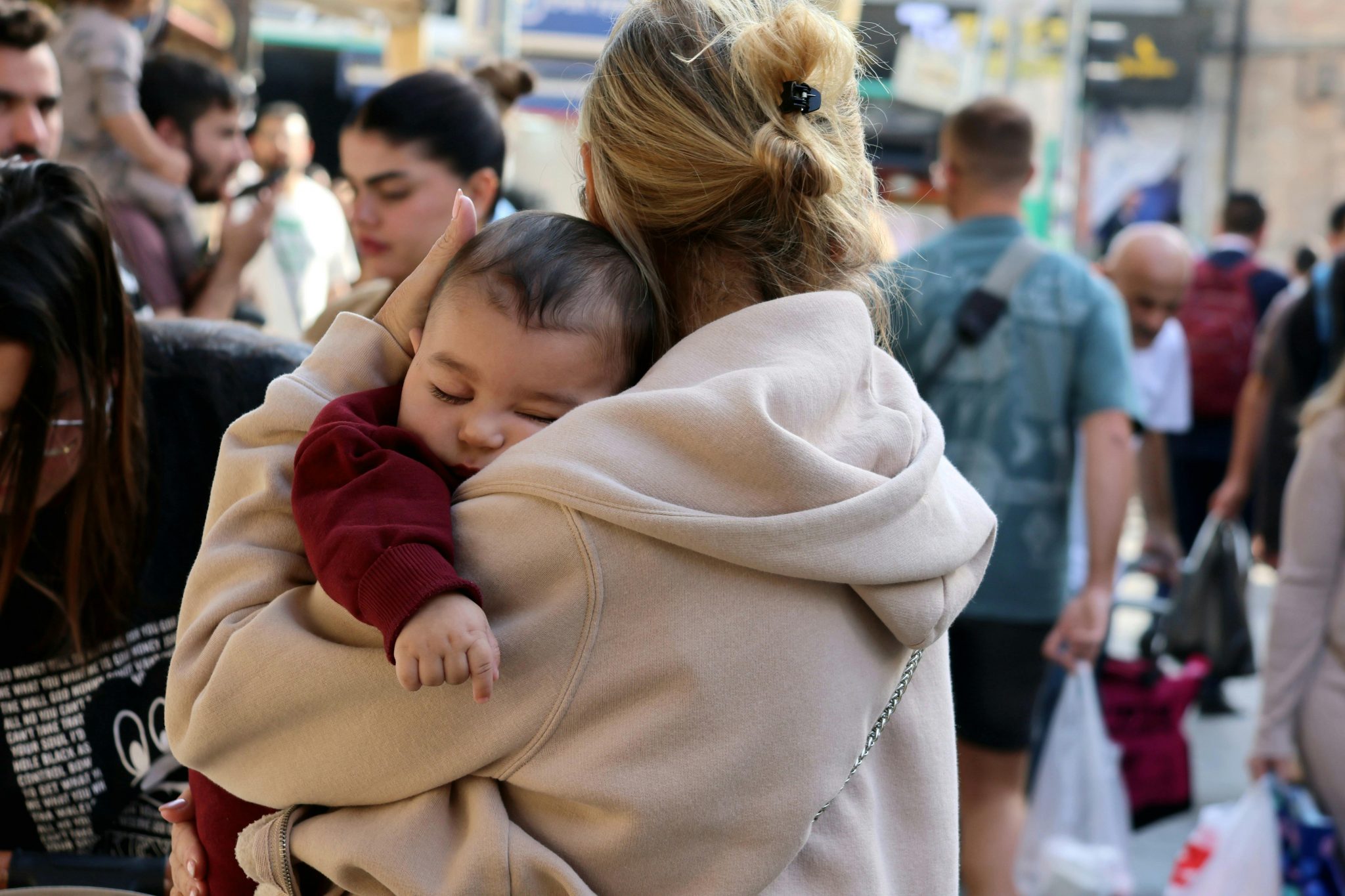 Madre abrazando a su bebé en un gesto de cuidado y empatía.